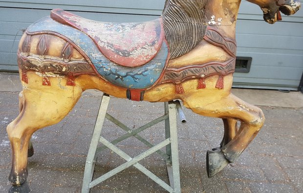 Antiek-Fries-houten-paard-kermispaard-van-draaimolen-carousel-hindenlopen-kermis-5