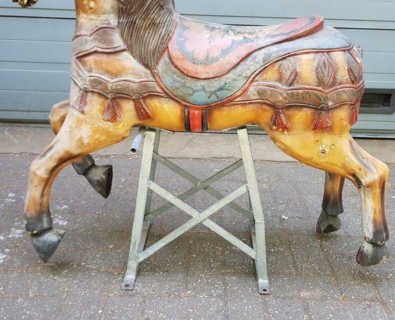 Antiek-Fries-houten-paard-kermispaard-van-draaimolen-carousel-hindenlopen-kermis-6