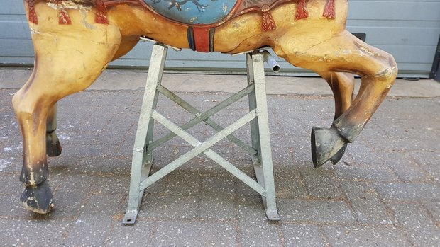 Antiek-Fries-houten-paard-kermispaard-van-draaimolen-carousel-hindenlopen-kermis-7