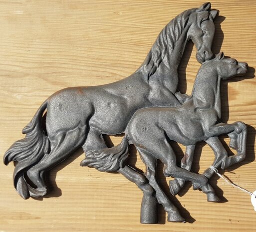 Gietijzer-ornament-paarden-paard-met-veulen-sierlijk-ornament