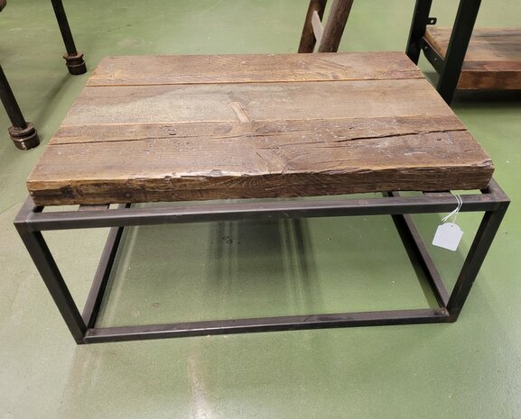 Landelijke-rustieke-salontafel-van-hardhout-en-metaal