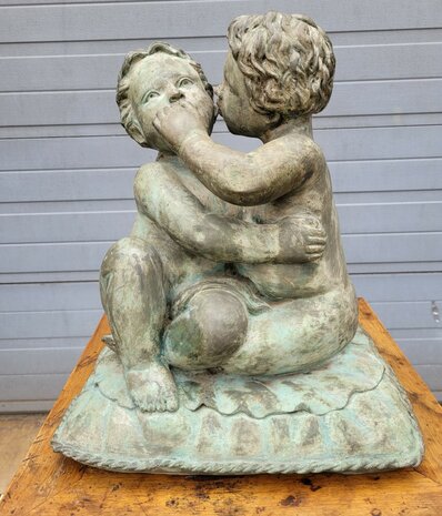 Antiek-brons-beeld-kinderen-engelen-op-een-kussen-1