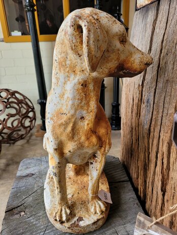 Antiek-gietijzeren-tuinbeeld-standbeeld-hond-wit-met-patina-4