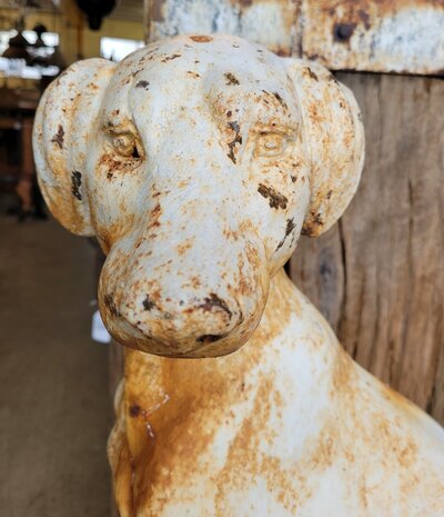 Antiek-gietijzeren-tuinbeeld-standbeeld-hond-wit-met-patina-6