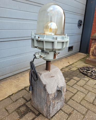Landelijke-industriele-vloerlamp-bunkerlamp-op-meerpaal-staande-lamp-1