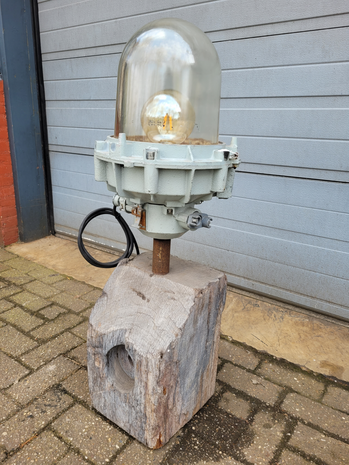 Landelijke-industriele-vloerlamp-bunkerlamp-op-meerpaal-staande-lamp-2