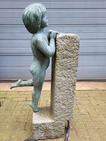 Antieke-bronze-jongentje-mannetje-op-steen-brons-waterspuwer-fontein-3