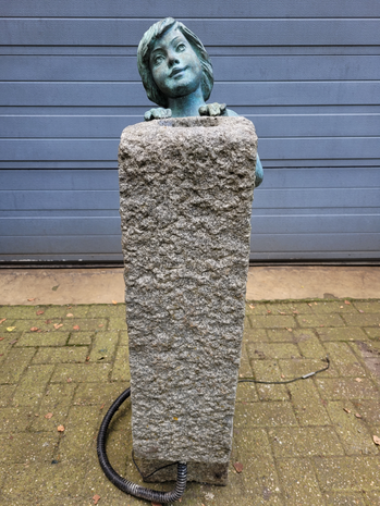 Antieke-bronze-jongentje-mannetje-op-steen-brons-waterspuwer-fontein-2