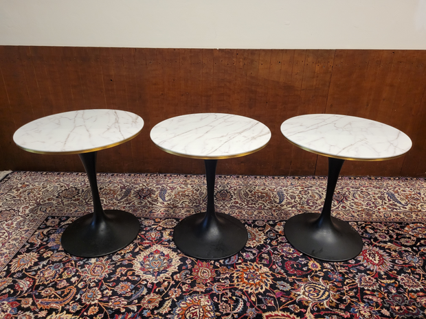 Klassieke-ronde-tafel-gemaakt-van-marmer-met-een-zwarte-metalen-paddestoel-voet-8