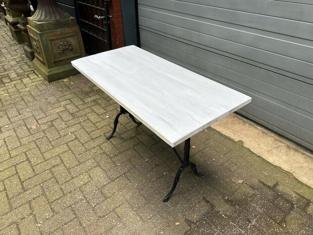 Gietijzeren-tuintafel-met-blad-van-teakhout-tafel