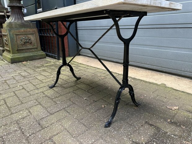 Gietijzeren-tuintafel-met-blad-van-teakhout-tafel