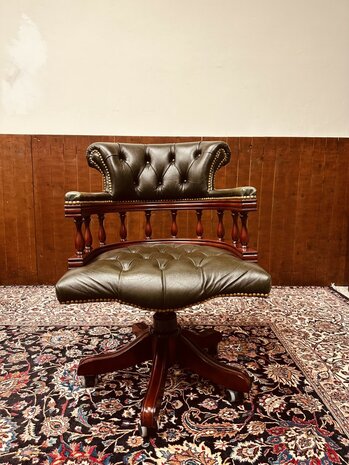 Klassiek-Antiek-Engels-Chesterfield-Bureaustoel-Captain-Chair