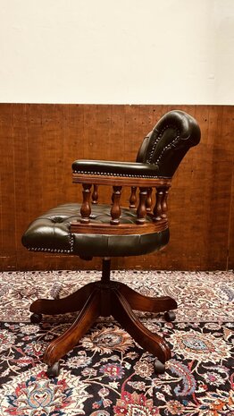 Klassiek-Antiek-Engels-Chesterfield-Captian-Chair-Bureaustoel