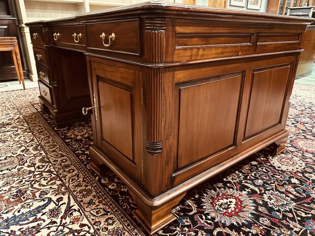 Klassiek-Engels-Antiek-Chesterfield-Oud-Bureau-Partnerdesk