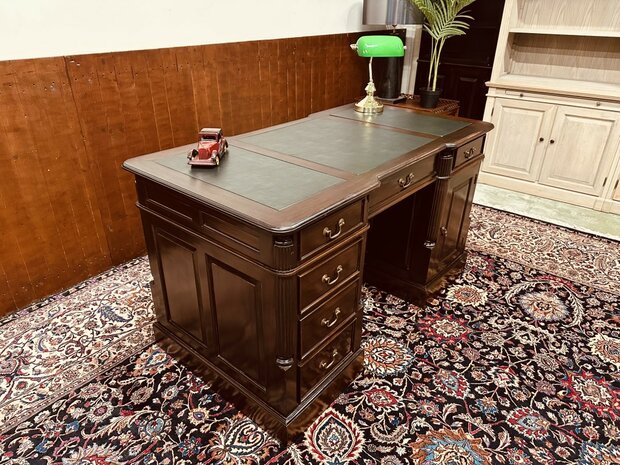 Klassiek-Engels-Antiek-Chesterfield-Oud-Bureau-Partnerdesk