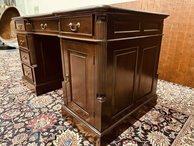 Klassiek-Engels-Antiek-Chesterfield-Oud-Bureau-Partnerdesk