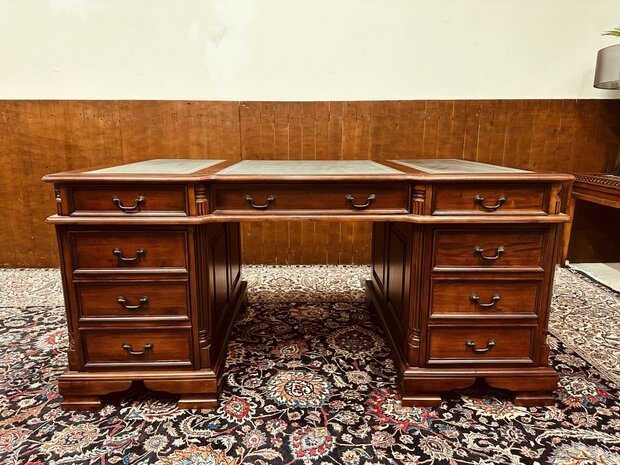 Klassiek-Engels-Antiek-Chesterfield-Oud-Bureau-Desk