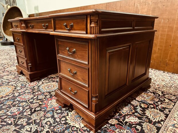 Klassiek-Engels-Antiek-Chesterfield-Oud-Bureau-Desk