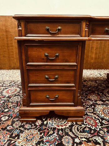 Klassiek-Engels-Antiek-Chesterfield-Oud-Bureau-Desk