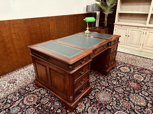 Klassiek-Engels-Antiek-Chesterfield-Desk-Bureau