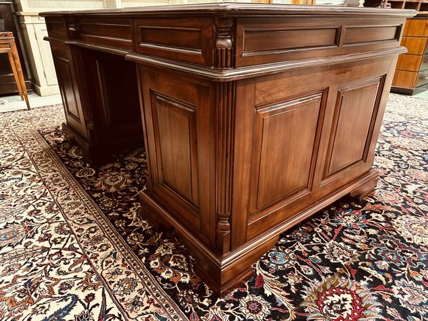 Klassiek-Engels-Antiek-Chesterfield-Desk-Bureau