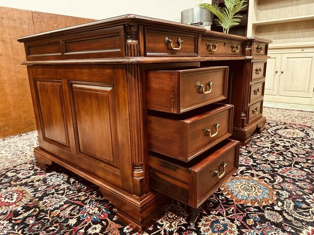 Klassiek-Engels-Antiek-Chesterfield-Desk-Bureau