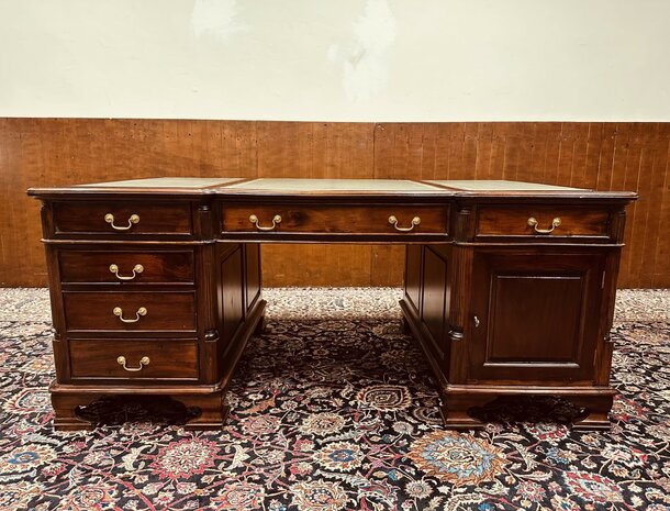 Klassiek-Antiek-Engels-Chesterfield-Bureau-Partnerdesk