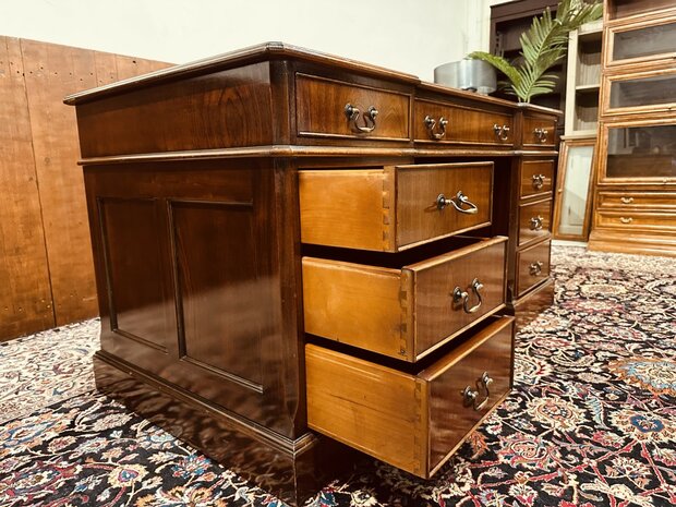 Klassiek-Engels-Antiek-Chesterfield-Bureau