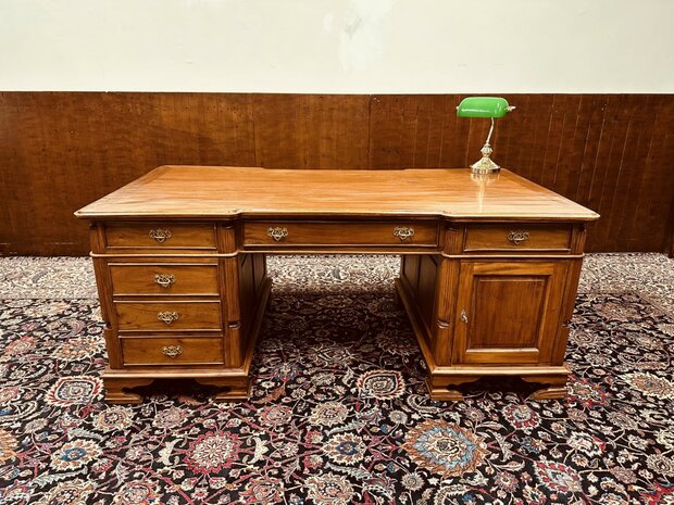 Klassiek-Engels-Antiek-Chesterfield-Bureau-Desk-Partnerdesk