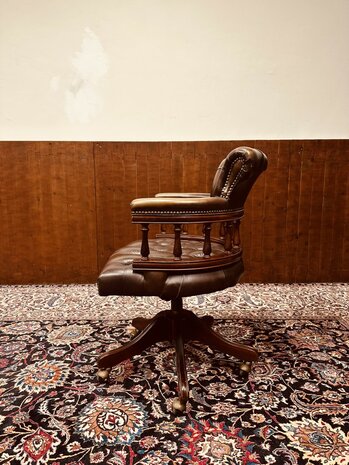 Klassiek-Engels-Chesterfield-Captain-Chair-Bureaustoel