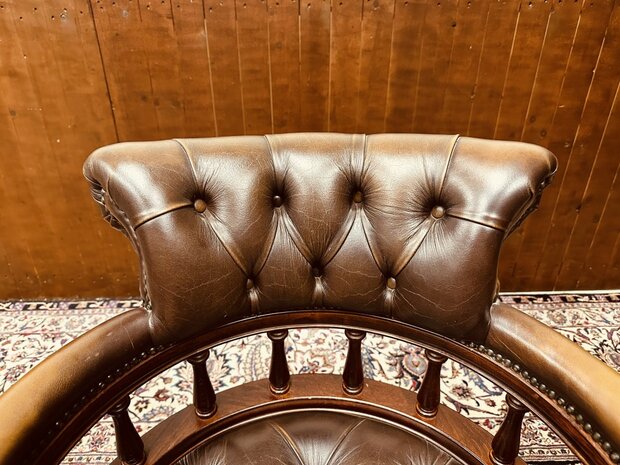 Klassiek-Engels-Chesterfield-Captain-Chair-Bureaustoel