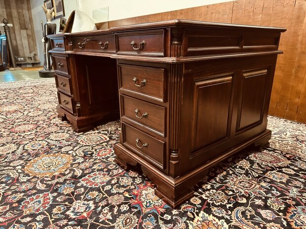 Klassiek-Engels-Antiek-Chesterfield-Bureau-Desk