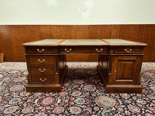 Klassiek-Engels-Antiek-Chesterfield-Bureau-Desk-Partnerdesk