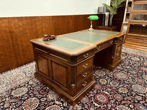 Klassiek-Engels-Antiek-Chesterfield-Bureau-Desk-Partnerdesk