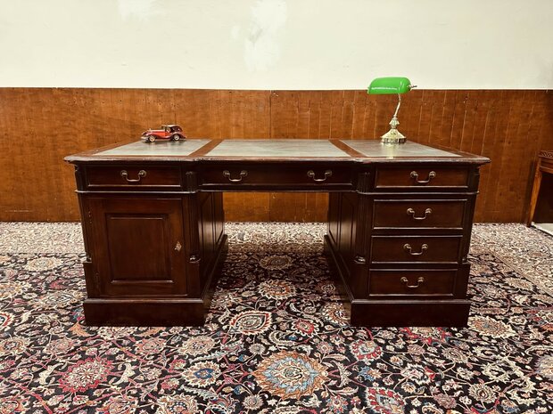 Klassiek-Engels-Antiek-Chesterfield-Bureau-Desk-Partnerdesk