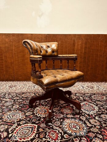 Klassiek-Engels-Antiek-Chesterfield-Bureaustoel-Captain-Chair