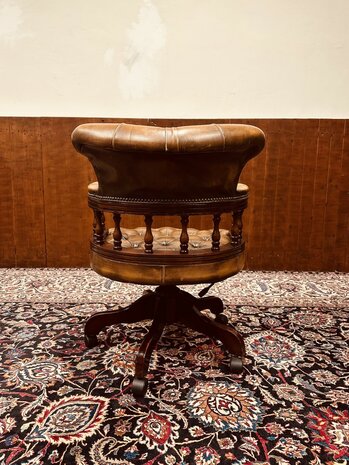 Klassiek-Engels-Antiek-Chesterfield-Bureaustoel-Captain-Chair