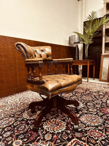 Klassiek-Engels-Antiek-Chesterfield-Bureaustoel-Captain-Chair