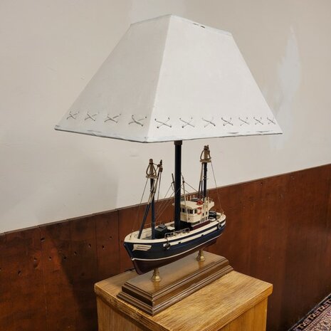 Klassieke-Engelse-tafellamp-van-een-houten-schaalmodel-van-een-boot-met-een-kap-schemerlamp-3