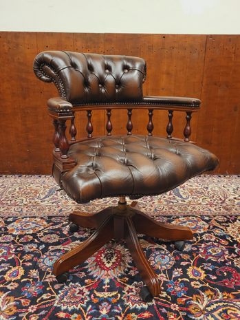 Engelse-Chesterfield-bureaustoel-captain-chair-van-leder-donkerbruin-2