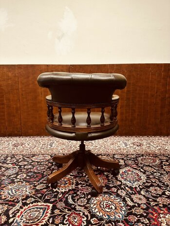 Klassiek-Antiek-Engels-Chesterfield-Captain-Chair-Bureaustoel