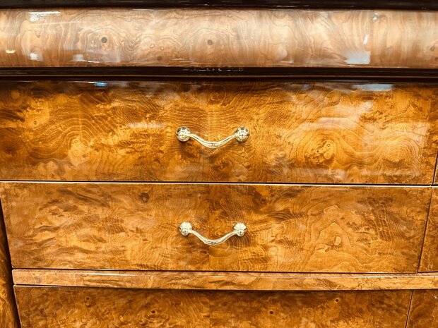 Klassiek-Italiaans-Wortelhout-Dressoir