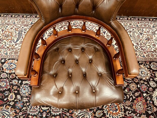 Bruine-Chesterfield-Captain-Chair-Bureaustoel