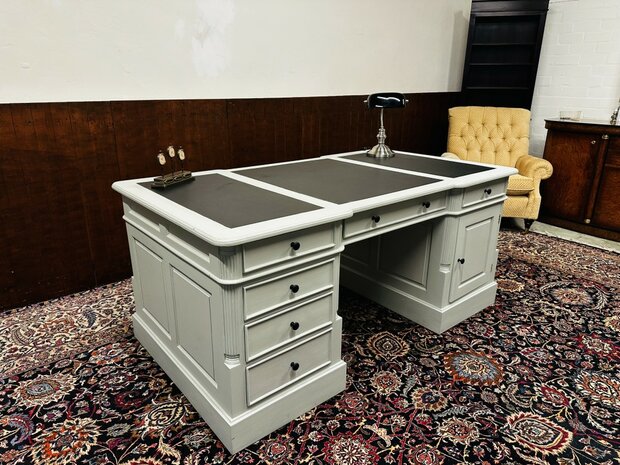 Klassiek-Engels-Grijs-Bureau-Partnerdesk