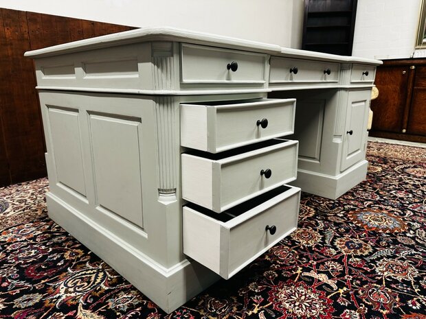 Klassiek-Engels-Grijs-Bureau-Partnerdesk