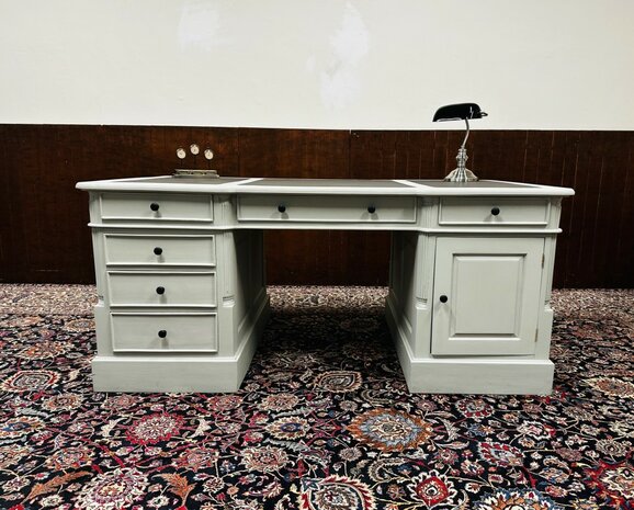 Klassiek-Engels-Grijs-Bureau-Partnerdesk
