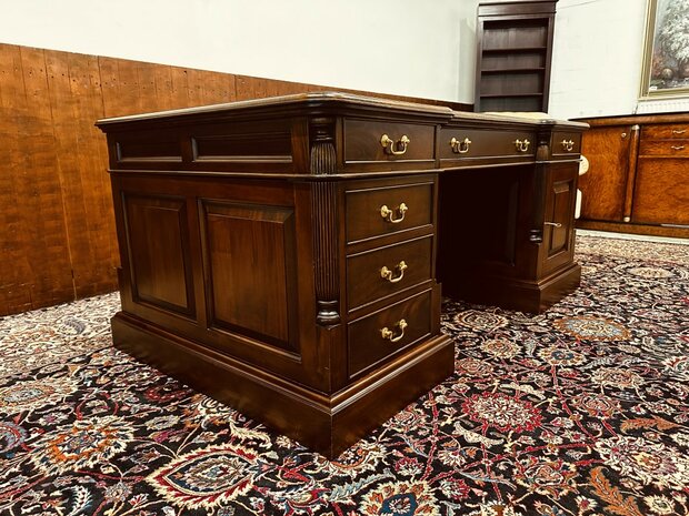 Antiek-Engels-Chesterfield-Bureau-Partnerdesk