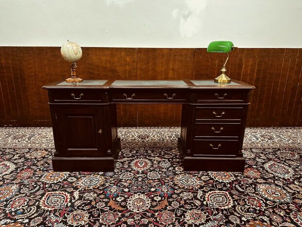 Smal-Klassiek-Engels-Bureau