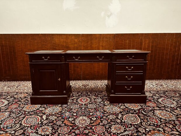 Smal-Klassiek-Engels-Bureau