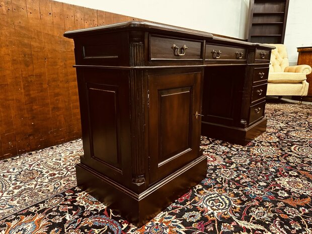 Smal-Klassiek-Engels-Bureau